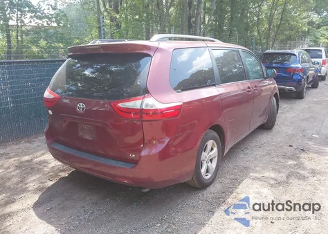 2015 Toyota Sienna Le 8 Passenger z USA, uszkodzony, nr VIN 5TDKK3DC5FS576035